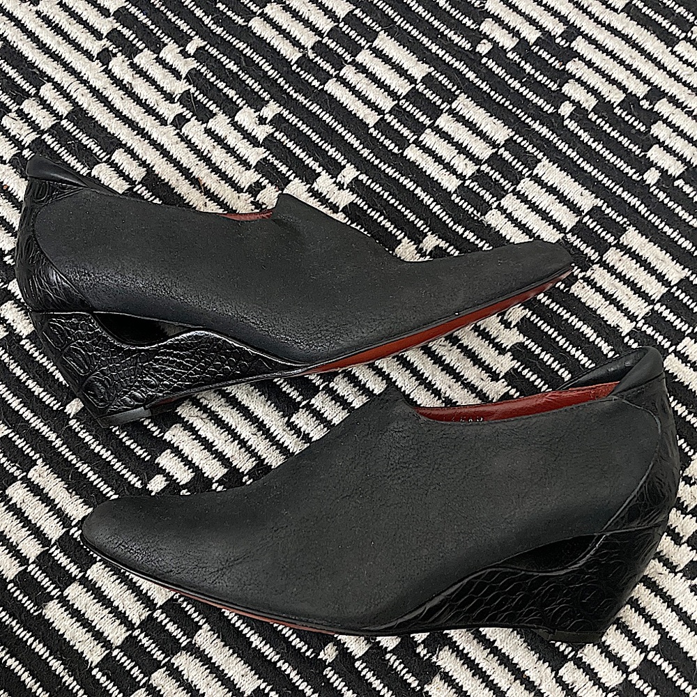 Minimalist Black leather booties with crocodile heel. Couture Donald J Pliner